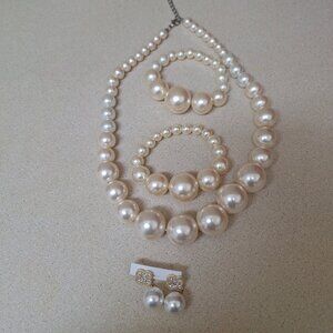 ONE PEARL CHAIN 18" TWO BRACELETSLS,ONE EARRINGS.